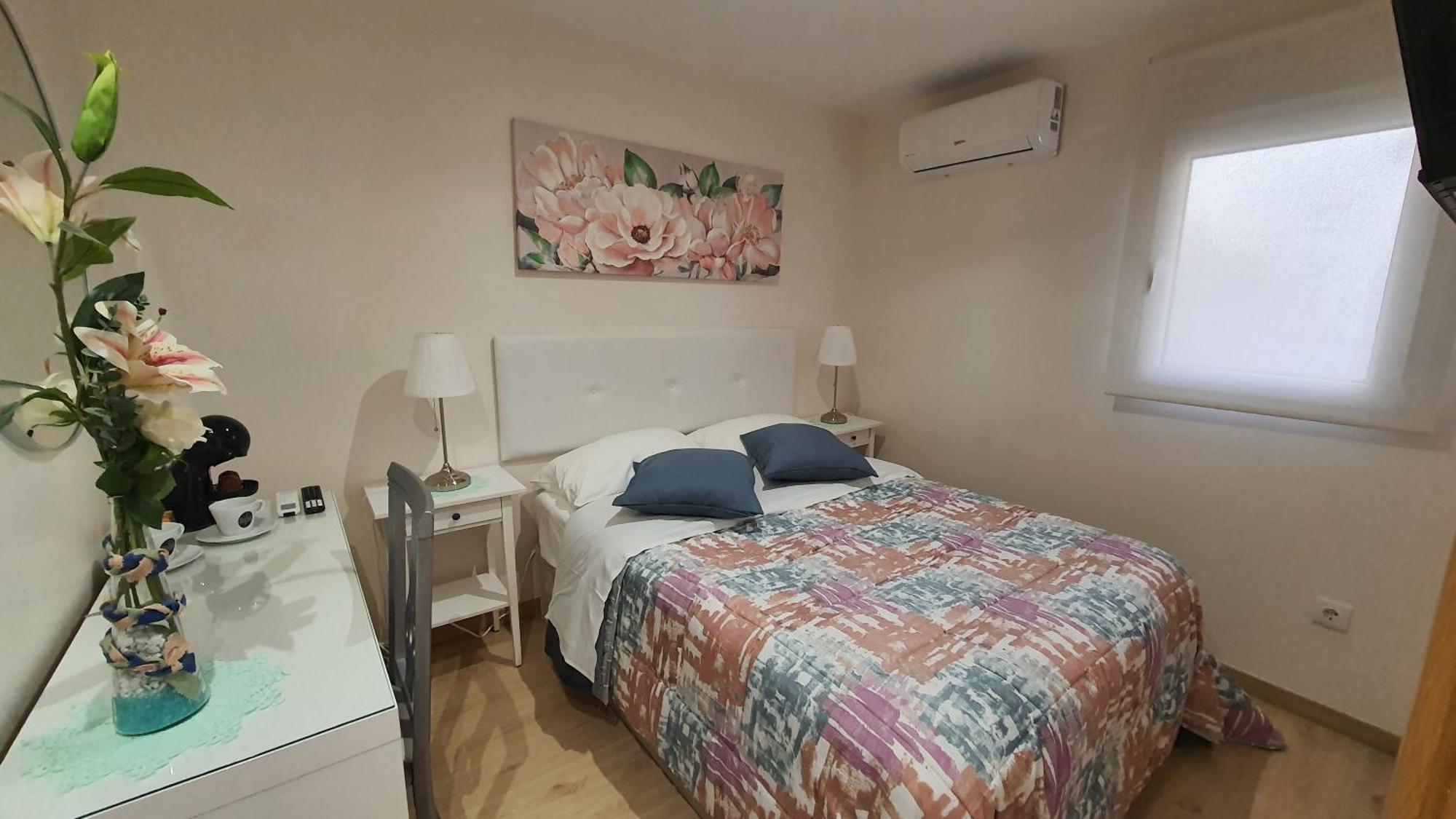 Bedroom With Private Bathroom In The Center, Next To The Subway